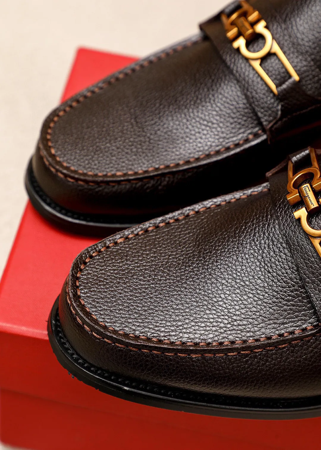 Men's shoes💰460💐 Product trademark: Ferragamo "Ferragamo" casual leather shoes Regular size: 38-44 (45.46🉑️customized) Product materials: Selected imported first-layer pebbled cowhide leather upper + luxury hardware buckle, imported water-dyed cowhide leather lining. Strong three-dimensional visual effect, original outsole color: 2 colors available
